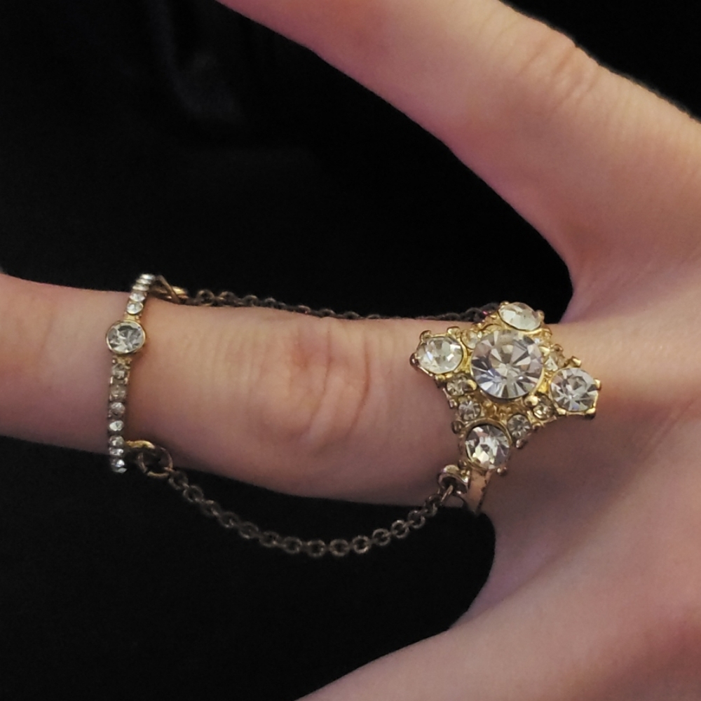 Unique chain linked ring